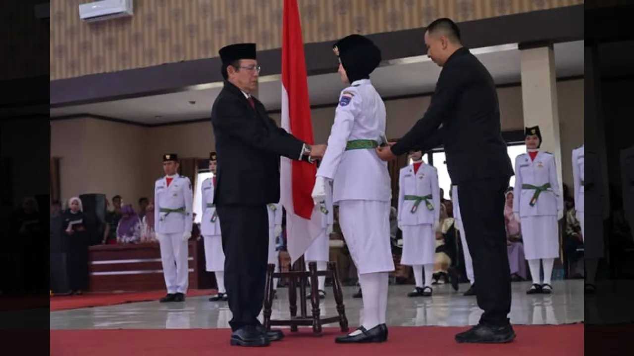 Wabup Tanah Datar Ahmad Fadly pimpin gerakan pembagian bendera merah putih